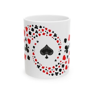 Keramik Tasse mit Poker Suits Design – Minimalistische Kartenspiel Kaffeetasse – Geschenk für Kasino Fans und Kartenspieler