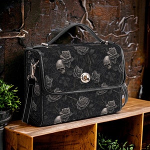Sac à main sorcière roses noires et têtes de mort, sac en cuir à bandoulière Cottagecore sorcière, sac rituel sorcellerie organisé, cadeau de sac à main en cuir végétalien