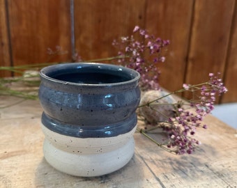 Keramik Tasse mit dunkelgrauer Glasur