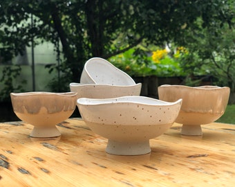 kleine Keramik Schüssel mit Fuß und weißer Glasur
