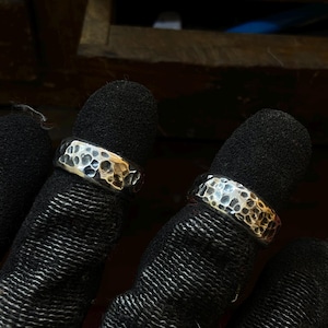 Anillo oxidado martillado para hombre: banda de plata esterlina 925 de 10 mm de grosor, anillo grueso de media caña oxidado hecho a mano, joyería llamativa