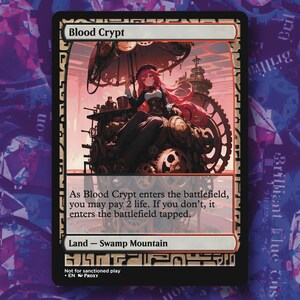 Può includere: Un'illustrazione in stile fantasy di una carta del gioco di carte collezionabili Magic: The Gathering. La carta si chiama "Blood Crypt" ed è una carta di terreno Swamp Mountain. L'illustrazione rappresenta una donna vestita con un abito in stile steampunk seduta su una grande macchina complessa.