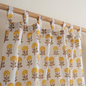 Gardiner med gula ringblommor i blockmönster, blommiga cafégardiner i bomull, bohemisk barnrumsinredning, handtryckta botaniska draperier, vardagsrumsinredning