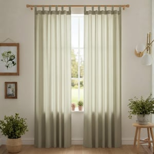 Puede incluir: Dos cortinas a rayas en una habitación con una ventana. Las cortinas son de color crema con rayas verdes verticales. Las cortinas cuelgan de una barra de madera. La habitación tiene plantas y obras de arte enmarcadas.