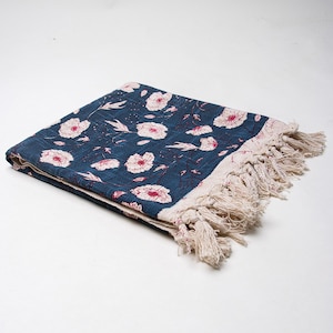 Blauwe bloemen handgeblokte katoenen plaid, decoratieve slaapbankdeken, indigoblauwe boerderijdecor biologisch katoenen sprei