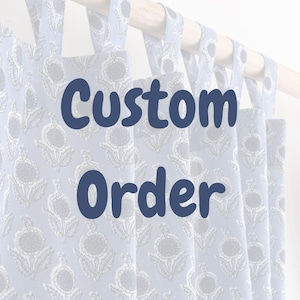 Pode incluir: Cortinas azuis claras com estampas florais com o texto "Custom Order" em azul marinho. As cortinas estão penduradas em uma haste de madeira. O padrão floral é branco e cinza.