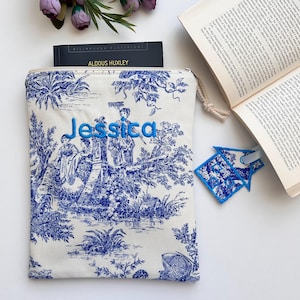Pochette de livre personnalisée en toile de Jouy avec noeud - Prénom brodé - Cadeau romantique pour les amateurs de lecture