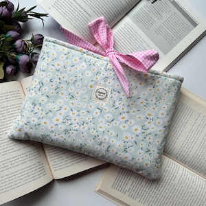 Sweet Daisy Patterned Book Cover with Ribbon, Book Sleeve With Bow Closure, Padded Book Sleeve, Book Lover Gift, Aesthetic Book Protector