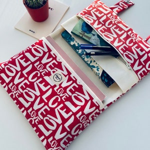 Organiseur de livre rouge « Love » fait main – Accessoire charmant et fonctionnel pour les amateurs de lecture