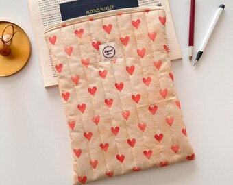 Funda para libro con bonito estampado de corazones: tela batik color crema, cubierta acolchada, regalo para amantes de la lectura, accesorio estético para libros.