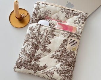 Toile de Jouy MacBook Case – Handmade Quilted Laptop Sleeve with Front Pocket – Aesthetic Laptop Sleeve – MacBook 13 14 15 inch Sleeve