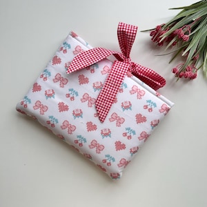 Couverture de livre en tissu imprimé nœud ruban rouge, protège-livre élégant fait main, cadeau pour amoureux des livres, pochette pour Bible rembourrée