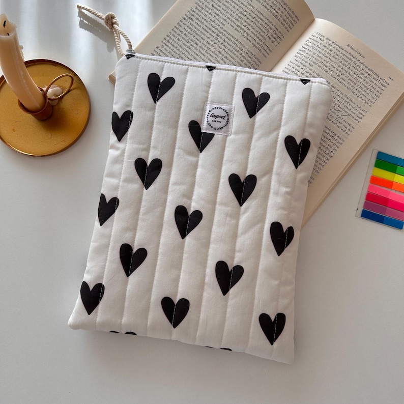 Stampa di cuoricini neri e dolci - Copertina per libro fatta a mano, copertina imbottita, regalo per il ritorno a scuola o per Natale immagine 3