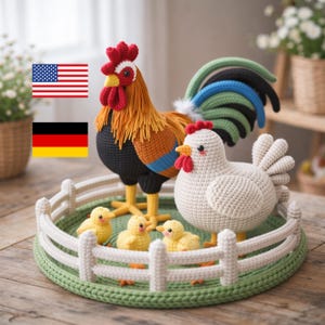 Peut inclure: Scène de ferme en crochet avec un grand coq au plumage orange et noir, une poule blanche et trois poussins jaunes à l'intérieur d'une zone clôturée. La scène est posée sur une base verte, évoquant un thème de ferme.