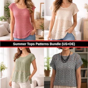 Op de afbeelding: Vier gehaakte zomertops in verschillende kleuren: poederroze, crème, saliegroen en grijs. Elke top heeft een uniek openwerk ontwerp en korte mouwen. De afbeelding bevat de tekst "Summer Tops Patterns Bundle (US+DE)".
