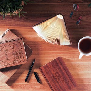 Lampada da lettura in legno con motivo personalizzato e incisione, regalo speciale per la festa della mamma, amore speciale per la mamma o la nonna