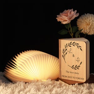 Lampada da lettura in legno personalizzata, lampada pieghevole con incisione, luce notturna a LED tricolore, regalo personalizzato per gli amanti dei libri, lampada da scrivania creativa