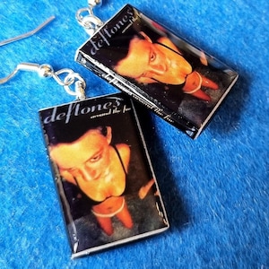 Pendientes de regalo con casete musical del álbum Deftones para novia