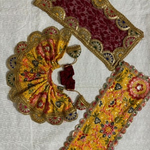 Handgemachtes gelbes mit Blumen besticktes Kleid für 12-Zoll Radha Krishna Idol