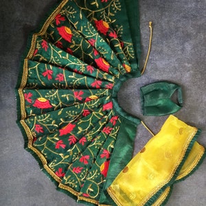10 &quot;Grün und Gelbes Kleid mit goldenen Fäden und roten Blumen für Radha Krishna