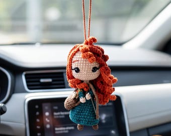 Enfeite de crochê feito à mão da Princesa Merida para pendurar no carro, com detalhes de cabelo cacheado.