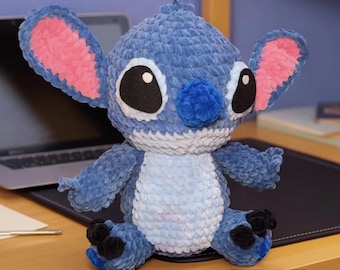 Peluche de monstruo extraterrestre azul de ganchillo hecho a mano inspirado en Stitch. Juguete de peluche suave. Regalo adorable para los amantes de Stitch. 30 cm.