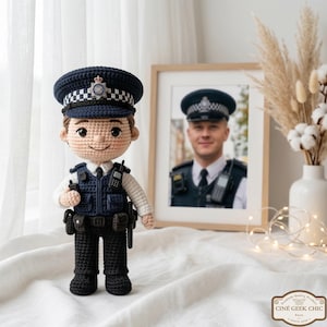 Lalka policjanta wykonana na szydełku ze zdjęcia, ręcznie robiona pamiątka z kariery