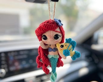 Ciondolo per auto fatto a mano all'uncinetto a forma di sogliola, amica della principessa Ariel, con tema Oceano.