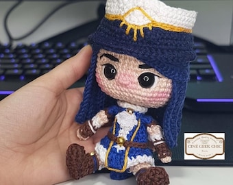 Boneca de crochê inspirada em Caitlyn | Pelúcia Arcana feita por fãs | Boneca detetive de cabelo azul feita à mão | Brinquedo amigurumi steampunk | Presente para fãs de LOL