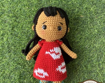 Muñeca inspirada en Lilo/Muñeca amigurumi de crochet hecha a mano/Peluche suave/Decoración adorable para habitación infantil/Regalo perfecto para amantes de las puntadas