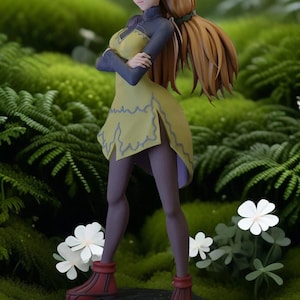 Può includere: Statuetta di un personaggio femminile anime con lunghi capelli biondi e occhi verdi. Indossa un vestito giallo con maniche blu e stivali rossi. La figura è su una base verde scuro, circondata da uno sfondo verde e muschioso.