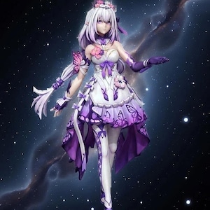 Puede incluir: Figura detallada de un personaje de anime femenino con cabello blanco y morado, que lleva un vestido blanco y morado adornado con flores y detalles de mariposas. La figura está ambientada sobre un fondo espacial estrellado.