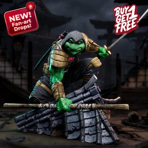 Puede incluir: Figura detallada de una tortuga ninja verde en cuclillas, sosteniendo una espada y un bastón. La figura lleva un atuendo con capucha y armadura. La imagen incluye el texto "NEW! Fan-art Drops!" y "BUY 1 GET 1 FREE".