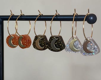 Boucles d’oreilles lune dorée en résine pailletée | Créoles dorées , gothique chic, bijoux faits main