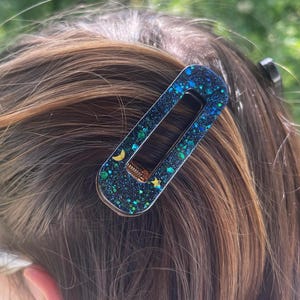 Barrette résine pailletée rose ou noire – Fait main – Accessoire cheveux glitter – Cadeau femme original – Style alternatif