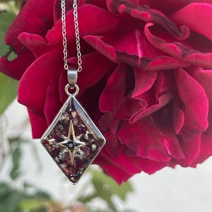 Collier étoile en résine avec fleurs séchées | Bijou fait main | Cadeau original femme | Pendentif losange mystique