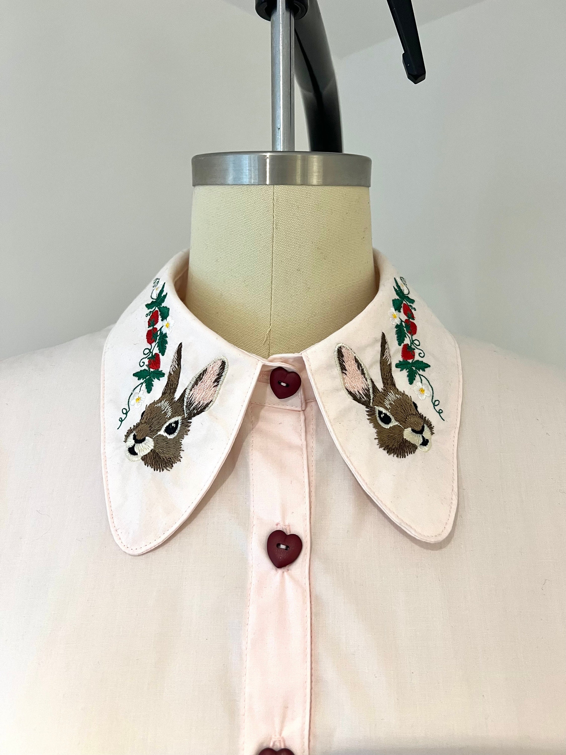 ミキオサカベ　FRILL COLLAR EMBROIDERY ONE PIECE Embroidered Rabbit and Strawberries Collar - Fake Shirt