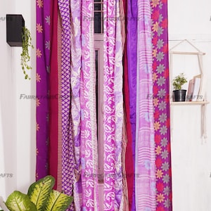 Puede incluir: Un conjunto de siete cortinas largas y coloridas hechas de saris reutilizados. Las cortinas son una mezcla de rosa, morado y blanco con patrones florales y paisley. Las cortinas est&aacute;n colgadas de una barra y est&aacute;n listas para agregar un toque de estilo bohemio a cualquier habitaci&oacute;n.