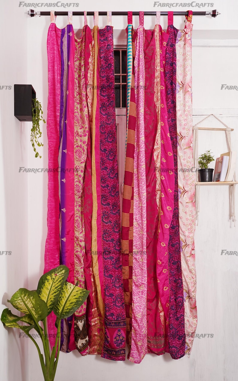Puede incluir: Un conjunto de cortinas de tela rosa y p&uacute;rpura con una variedad de patrones. Las cortinas est&aacute;n hechas de saris reciclados y son perfectas para agregar un toque de estilo bohemio a cualquier habitaci&oacute;n.