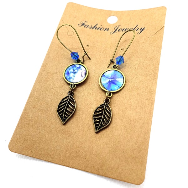 Boucles d'oreilles en laiton bronze *Jolis motifs floraux bleus* avec pendentifs recouverts de cabochons en résine