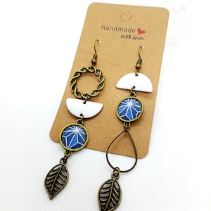 Brincos assimétricos *Akira* com pingentes revestidos com cabochões de resina
