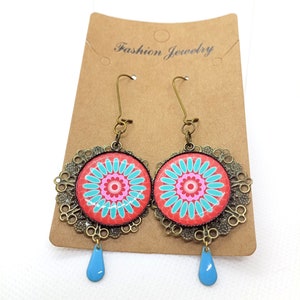 Orecchini *Mandala* con stampe in filigrana di bronzo e pendenti ricoperti di cabochon in resina