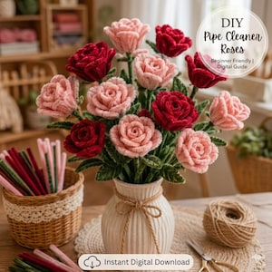 Op de afbeelding: Een boeket handgemaakte pijpenrager rozen in een witte vaas vastgebonden met touw. De rozen zijn in tinten rood en roze, met groene stelen en bladeren. De afbeelding bevat de tekst "DIY Pipe Cleaner Roses" en "Instant Digital Download".