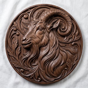 Peut inclure: Une plaque murale circulaire en bois brun foncé présentant une sculpture en relief détaillée d'une tête de chèvre de profil. La chèvre possède de grandes cornes incurvées et une barbe texturée, entourée de motifs de feuilles d'acanthe.