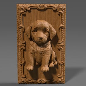 Op de afbeelding: Een houten carving van een puppy in een decoratief frame. De puppy zit met gekruiste poten en heeft een lieve uitdrukking op zijn gezicht.