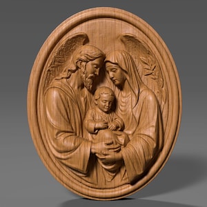 Könnte beinhalten: Ein Holzrelief der Heiligen Familie in einem ovalen Rahmen. Die Schnitzerei zeigt Josef, Maria und das Jesuskind, mit Engelsflügeln und einem Zweig. Die Figuren sind in einem detaillierten, realistischen Stil mit fließenden Gewändern geschnitzt.
