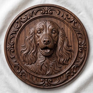 Könnte beinhalten: Eine kreisförmige Wandplatte aus dunkelbraunem Holz mit einer detaillierten Reliefschnitzerei eines Spaniel-Hundekopfes in der Mitte. Der Hund ist mit langen, welligen Ohren und offenem Maul dargestellt. Der Rand ist mit kunstvollen Blattmustern verziert.
