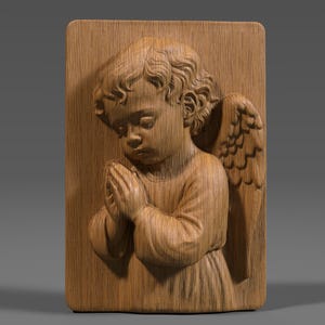 Op de afbeelding: Houten reliëfsnijwerk van een biddende engel. De engel heeft krullend haar, gesloten ogen en gevouwen handen. De engel draagt een kledingstuk met lange mouwen en heeft gevederde vleugels. De snijwerk is gemonteerd op een rechthoekige houten plaat.