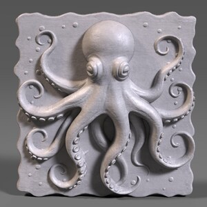 Op de afbeelding: Een grijs, driedimensionaal reli&euml;fsculptuur van een octopus. De octopus is gecentreerd op een vierkante, getextureerde achtergrond met een golvende rand en kleine belachtige details. De octopus heeft grote ogen en acht krullende tentakels.