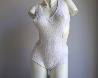 70s White Terry Cloth Mod Trikini Bathingsuit / Retro Vintage Deadstock Shell Bullet Bra Low Hip Hugger Swimsuit MEDIUM LARGE